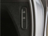 オートレベライザーは走行中に車両のサスペンションと衝撃吸収特性を自動的に制御して、快適性と機能性を最適な状態に保ちます。荷積みや乗り降りをしやすくするために、手動で車高を調節することもできます。