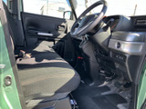 運転席と助手席は視界が広く、前方や周囲を確認しやすいレイアウトです。座面や背もたれには柄が入り、落ち着いた室内で毎日の乗り降りも気軽に行えます。
