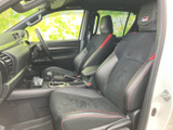 前席は身体を支える形状で、赤いステッチがさりげないアクセント。運転席からは前方を見渡しやすく、助手席もゆったりと座れる空間です。