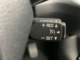 クルーズコントロール機能が付いています。 速度を設定するとアクセルを踏まなくても一定の速度で走ることができます。  高速道路ではとても便利な装置なんです。