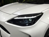 【LEDヘッドライト】悪天候や夜間走行時も良好な視界を確保し安心して運転できる高輝度LEDヘッドライトを装備!点灯速度が早く、消費電力も抑えられています。