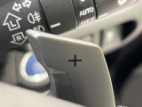 【パドルシフト】ハンドルから手を離さずに素早くシフトアップ&ダウンができるので、エンジンブレーキを使う下り坂や高速道路の合流で加速したい場面で役立ちます。