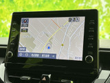 画面には現在地周辺の道路や施設名が表示され、地図を見ながら目的地までの道順を確認できます。画面脇には各種メニューや音量の操作部が配置され、目的地設定や日常の移動をサポートします。