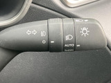 レバーには方向指示やライト関連の表示がまとめられ、AUTOの表記も確認できます。表示を見ながら必要な機能を選べるため、日々の運転を支える実用的な装備です。