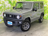 角張ったボディと丸型ライトの組み合わせが印象的で、力強さと親しみやすさを両立した表情です。グレーの車体色も落ち着きを添え、街中でもアウトドアシーンでも映える佇まいです。