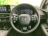 手元に各種スイッチがまとまり、運転姿勢を保ちながら必要な操作に手が届きます。メーターや画面を見ながら扱いやすく、毎日の移動でも便利さを感じていただける装備です。