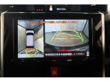 車輌前後左右に搭載した4つのカメラにより、クルマの真上から見ているような映像を表示。運転席から確認しにくい車両周囲の状況を把握できます。