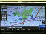 地図上に現在地や周辺の道路が表示され、目的地までの道順を確認できます。道路や施設を画面で見渡せるため、初めての場所へ向かう際にも頼りになる案内装備です。
