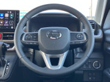 ステアリングには複数のスイッチが備わり、運転姿勢を保ちながら手元で各種操作ができます。視線移動を抑えやすく、日常の運転をサポートする装備です。