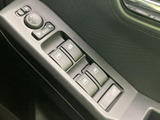 ドアミラーや窓の開閉に関わるスイッチを運転席側にまとめた配置です。各スイッチのマークを確認しながら操作でき、乗車前のミラー調整や窓の開閉にも便利にお使いいただけます。