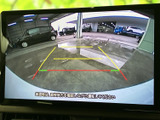 後方の映像とガイドラインが画面に表示され、駐車時に車の後ろの様子を確認するのに便利です。周囲を確かめながら、落ち着いて駐車操作を行えます。