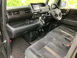 前席は座面が広く、運転席まわりを見渡しやすいレイアウトです。足元にも空間が確保され、乗り込んだ際の見通しやすさと日常での使いやすさが感じられます。