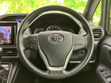 握りやすい形状のステアリングにスイッチ類が備わり、運転姿勢を保ちながら各種操作を行いやすい配置です。手元で機能を扱えるため、日常の運転を便利にサポートします。
