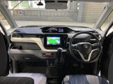 前方へ視線が通りやすい運転席まわりは、視界が開けた明るい室内空間です。シートや操作部が見渡しやすくまとめられ、乗り込んだ際にも落ち着いて過ごせる雰囲気が感じられます。