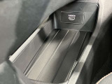 置き場に困るボックスティッシュもすっきり収納できます!HDMI端子に専用ケーブルを差し込むとナビで動画を楽しめます★
