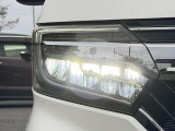 【LEDヘッドライト】悪天候や夜間走行時も良好な視界を確保し安心して運転できる高輝度LEDヘッドライトを装備!点灯速度が早く、消費電力も抑えられています。