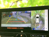 後方映像に加えて車両周囲を上から見た表示も確認でき、駐車時の周辺確認をサポートします。目安線も表示されるため、車庫入れや縦列駐車に役立ちます。