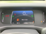 中央の表示部に速度やシフト位置、各種警告表示がまとまり、運転に必要な情報をひと目で確認しやすい構成です。左右にも表示が配置され、視線を大きく動かさずに状況を把握できます。