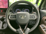 手元に複数のスイッチが配置され、運転姿勢を保ったまま各種機能を操作しやすい構成です。メーターも見渡せる位置にあり、視線移動を抑えて確認できます。