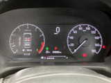 速度や燃料残量などをひと目で確認できる表示で、運転中に必要な情報を把握しやすい配置です。明るい表示と見やすい目盛りで、日々の運転をサポートします。
