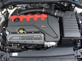 Audiはターボチャージャー付きの直噴エンジンでこちらのモデルは直列5気筒エンジンでございます。強力な出力と優れた燃費を両立させています。