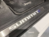 SUMMITのドアシルガードが装備されております。