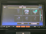 FM・AMやテレビなど、利用できるメニューが画面上にまとまっており、目的に合わせて選びやすい構成です。音楽や情報を楽しみたい日常の移動でも、見やすい表示が役立ちます。