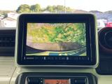 後方の様子をモニターで確認でき、駐車時や後退時の周囲確認をサポートします。目視とあわせて映像を見ながら操作できるため、車庫入れや狭い場所での取り回しにも役立ちます。
