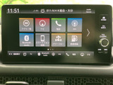 画面にはナビや電話、ラジオ、スマートフォン連携などのメニューが並びます。項目を見比べながら選びやすく、日常の移動や車内時間に活用できます。