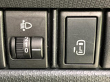 ライトの高さ調整用ダイヤルと、スライドドアの操作スイッチが並んでいます。表示が見やすく、乗車人数や荷物に応じた調整、ドアの開閉に役立つ装備です。