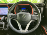 握りやすい形状のステアリングに各種スイッチがまとまり、運転姿勢を保ちながら手元で機能を扱いやすい構成です。メーターや画面との位置関係も確認しやすく、毎日の運転をサポートします。