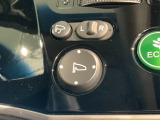 狭い駐車場で便利な電動格納ドアミラーが付いています。