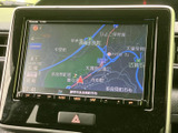 地図画面には周辺の道路や施設名が表示され、目的地までの位置関係を把握する際に便利です。画面下のボタンから各メニューへアクセスでき、移動先を確認したい場面で活用できます。