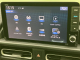 ラジオやテレビ、スマートフォン連携など、選べるメニューが画面に並びます。使いたい項目を見つけやすく、通勤やお出かけの移動時間に合わせて音楽や情報を楽しめます。