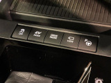 【リモート機能つきアドバンストパーク】専用スマートフォンアプリの使用で、車外から遠隔駐車・出庫が可能な先進機能。広い場所で乗り降りしたい時に便利です♪