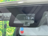 【スズキ セーフティサポート】走行中に前方の車両等を認識し、衝突しそうな時は警報とブレーキで衝突回避と被害軽減をアシスト。より安全にドライブをお楽しみいただけます。