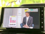 大きな画面で映像や各種情報を確認でき、表示内容が見やすいセンターディスプレイです。画面脇には操作アイコンが並び、目的の項目を探しやすい構成。移動中の案内確認や停車時の情報チェックにも活用できます。