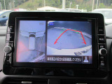 アラウンドビューモニターも装備しております。ご覧のように車体を真上か見たような映像なので、車庫入れの苦手なお客様ももうご心配いりません。