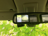 後方や車両周囲の映像をミラー内の画面で確認でき、駐車時の周辺確認をサポートします。目視での安全確認とあわせて活用でき、狭い場所での駐車にも便利です。