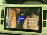 画面にテレビ映像が表示され、停車中に番組や映像を視聴できます。オーディオ画面から映像を選べる仕様で、休憩時など車を停めている間の過ごし方に便利な装備です。