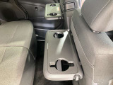 (快適パックに含まれる装備)後席のパーソナルテーブルはお子様が車内で飲み物を飲んだり食べたしする際に便利です。普段使用しないときは折りたたみ収納できます。