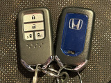ホンダセンシング装着車となっております。衝突軽減ブレーキ、誤発進抑制機能、歩行者事故低減ステアリング、路外逸脱抑制機能、アダプティブクルーズコントロール、車線維持支援システム他、安全運転を幅広く支援。