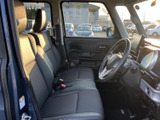 運転席まわりまで見渡しやすく、前席はゆったりと座れるレイアウトです。シートの柄が室内に落ち着きを添え、ドア側から乗り降りする際も足元に余裕を感じられます。