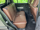 後席はブラウン系のシートでまとめられ、格子柄が車内のアクセントになっています。前席との間に足元の空間もあり、後席に座る方にも落ち着いて過ごしていただける雰囲気です。