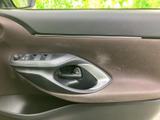 ドアまわりには窓の開閉スイッチなどがまとまり、運転席から手が届きやすい配置です。日常の乗り降りや窓の操作もスムーズに行え、使い勝手に配慮されています。