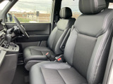 前席は座面と背もたれに厚みのある形状で、乗車中の姿勢を支えます。大きな窓から周囲を見渡しやすく、運転席まわりの様子も確認しやすい配置です。落ち着いた色合いの室内で、日々の移動にもなじみます。