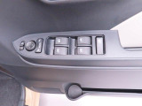 パワーウィンドウのスイッチです。 運転席に居ながら助手席の窓を開け閉めできるので便利ですよ。 ロック機能も付いてるので子供がイタズラして窓を開けるという事もできなくできますよ。