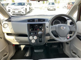 運転席まわりは操作部が中央と左右にまとまり、前方の視界も広く確保されています。明るい色調のインパネで、毎日の乗り降りや運転時にも親しみやすい空間です。