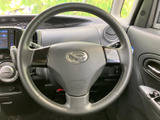 握りやすい形状のステアリングを採用し、運転席から自然に操作できます。前方の視界を確保しながら手元を整えやすく、毎日の移動でも扱いやすい運転席まわりです。
