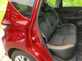 後席は左右に並んで座れるベンチ形状で、複数人での移動にも使いやすい空間です。窓から光が入り、足元にもゆとりが感じられるため、同乗者も落ち着いて過ごせます。